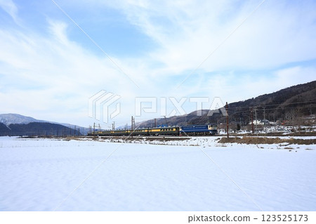 [JR West] Winter EF65 + 14 series "Salon Car Naniwa Lake Biwa Round Trip" (Hokuriku Main Line: Yogo - Kinomoto) 123525173