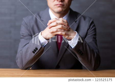 身穿灰色西裝的中年男性商人 身穿灰色西裝的中年男性商人 123525175