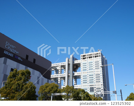Buildings that stand out against the blue sky | Aomi/Odaiba 123525302