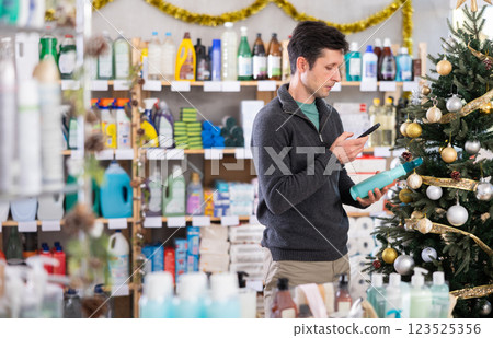 Adult man scanning qr code for dishwashing Adult man scanning qr code for dishwashing 123525356