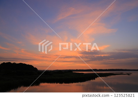 美麗的日出天空 美麗的日出天空 123525821