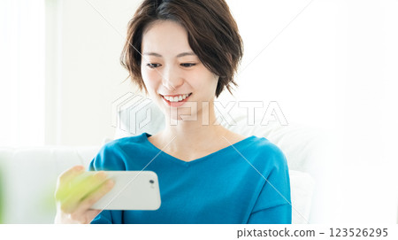 看與躺下的一個少婦睡眠 123526295