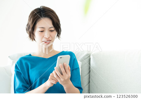 看與躺下的一個少婦睡眠 123526300