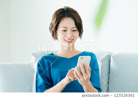 看與躺下的一個少婦睡眠 123526301