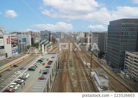 JR九州：博多站軌道與城市景觀、從航廈俯瞰 123526603