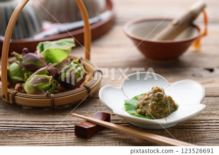 初春食材:白屈菜味噌(白屈菜味噌) 初春食材:白屈菜味噌(白屈菜味噌) 123526691