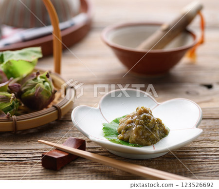 初春食材:白屈菜味噌(白屈菜味噌) 初春食材:白屈菜味噌(白屈菜味噌) 123526692