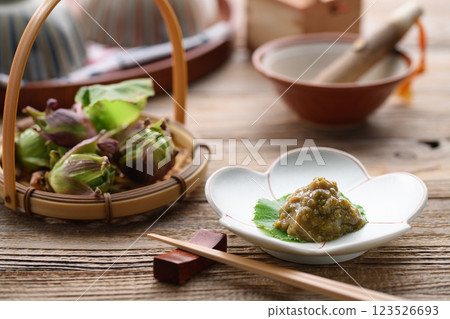 初春食材:白屈菜味噌(白屈菜味噌) 初春食材:白屈菜味噌(白屈菜味噌) 123526693