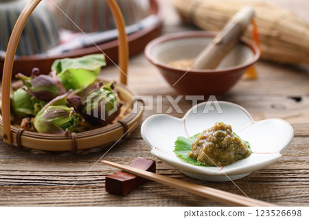 初春食材：白屈菜味噌（白屈菜味噌） 123526698