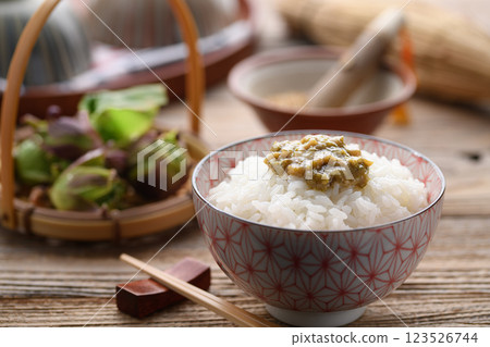 白屈菜味噌飯 123526744