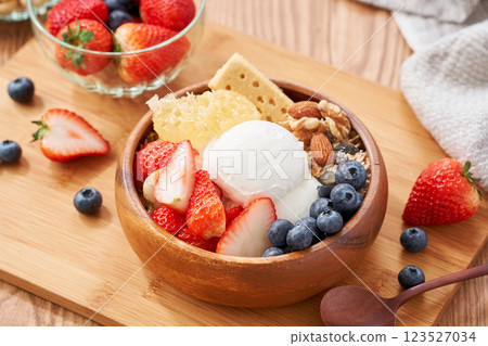 希臘優格和水果早餐碗 123527034
