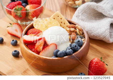 希臘優格和水果早餐碗 123527045