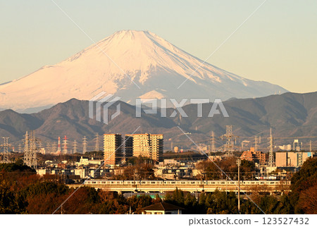 白雪皚皚的富士山和相鐵伊豆野線 123527432