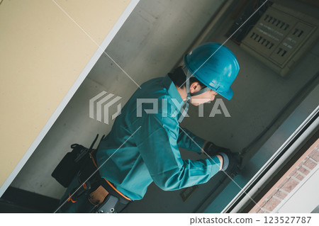 Electrical worker  123527787