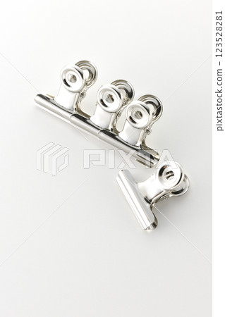 白色背景下拍攝的眼球剪輯 123528281