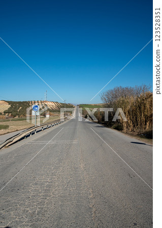 一條穿過乾旱土地的道路 一條穿過乾旱土地的道路 123528351
