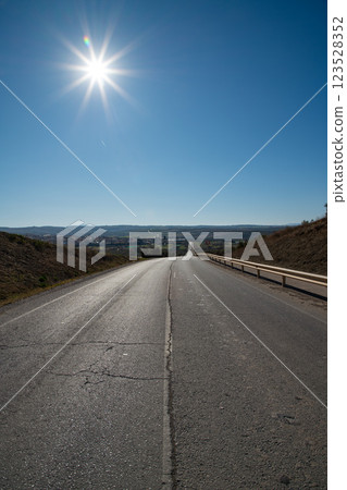 一條穿過乾旱土地的道路 123528352
