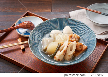 關東煮-日本餐桌上的經典冬季菜餚 關東煮-日本餐桌上的經典冬季菜餚 123528479