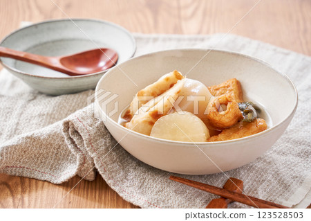 關東煮－日本餐桌上的經典冬季菜餚 123528503