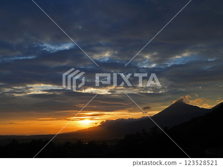 閃耀的橙色太陽、波浪狀的雲彩以及磐梯山的輪廓令人印象深刻且美麗。 123528521