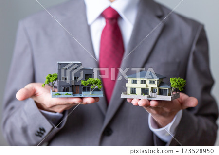 中年男性商人拿著房屋模型 123528950