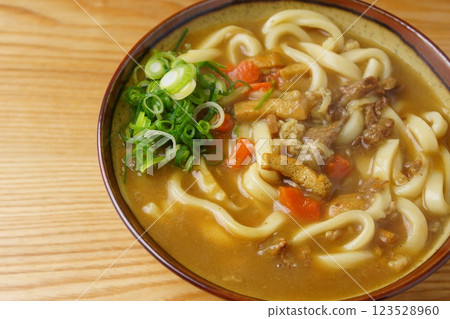 Curry udon  123528960