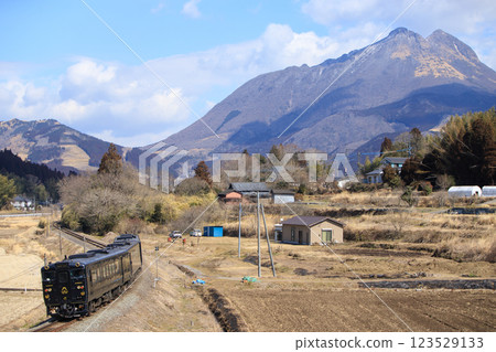 冬季的由布岳和觀光列車「勘八一六」（JR九州） 123529133