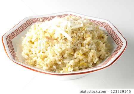 白色背景下單獨拍攝的炒飯 123529146