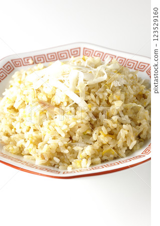 白色背景下單獨拍攝的炒飯 白色背景下單獨拍攝的炒飯 123529160