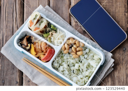 Smartphone time during lunch break: Homemade lunch and smartphone Smartphone time during lunch break: Homemade lunch and smartphone 123529440