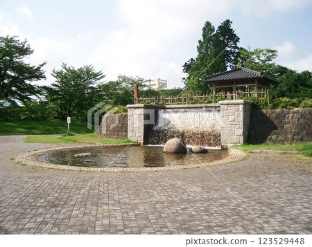 山形縣鶴岡市鶴岡城跡公園的海濱廣場 山形縣鶴岡市鶴岡城跡公園的海濱廣場 123529448