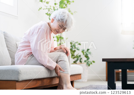 Senior woman with calf cramps Senior woman with calf cramps 123529613