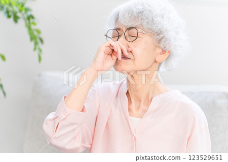鼻塞的高級女性 鼻塞的高級女性 123529651