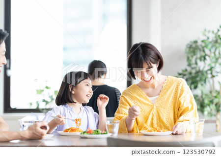 一家人在餐廳吃午餐。 123530792