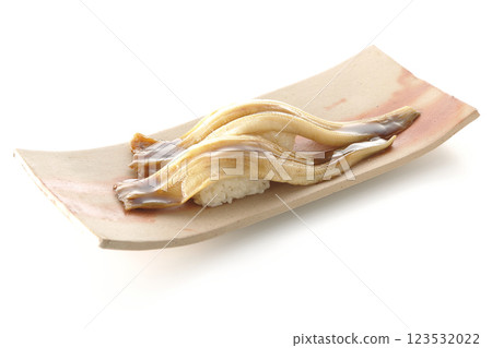 白色背景下拍攝的一張海鰻壽司 123532022