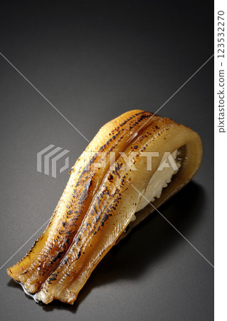 黑色背景下拍攝的烤星鰻壽司 123532270