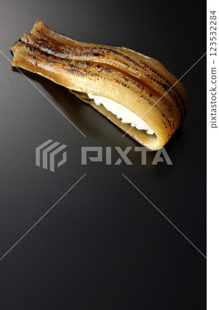 黑色背景下拍攝的烤星鰻壽司 123532284