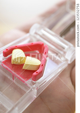 Pill cutter 123532758