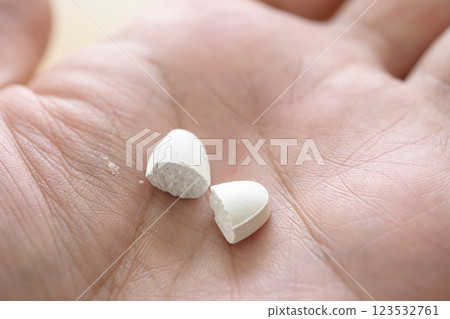 用藥片切割器切開的藥片 用藥片切割器切開的藥片 123532761