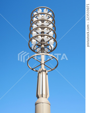 在藍天映襯下格外醒目的獨特形狀的燈 | Ariake 123533071