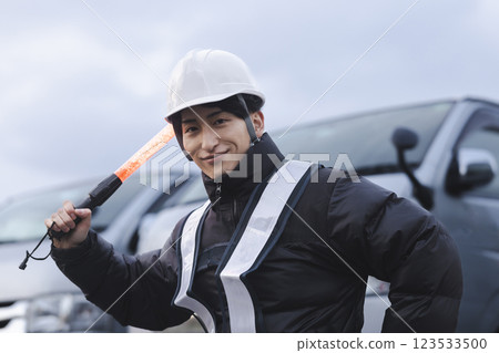 站在卡車前面的工人 123533500
