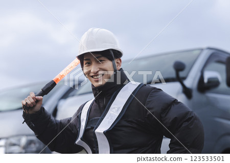 站在卡車前面的工人 123533501