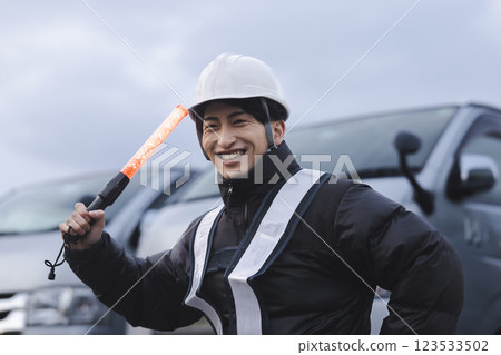 站在卡車前面的工人 123533502