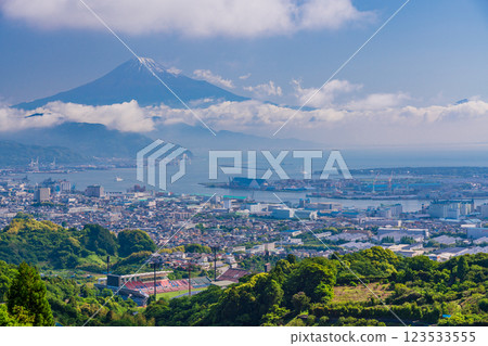 [靜岡縣] 從日本平的茶田望去的清水市容和富士山 123533555
