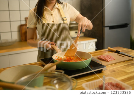 Young asian woman preparing homemade spaghetti bolognese in a kitchen 123533586