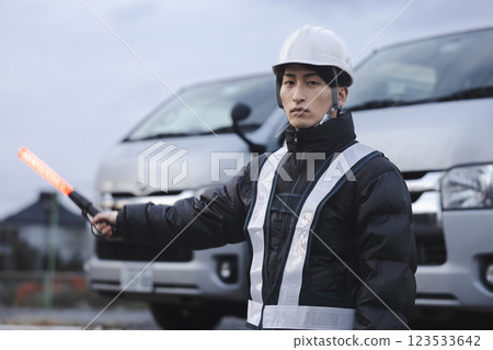 Worker standing in front of the truck 123533642