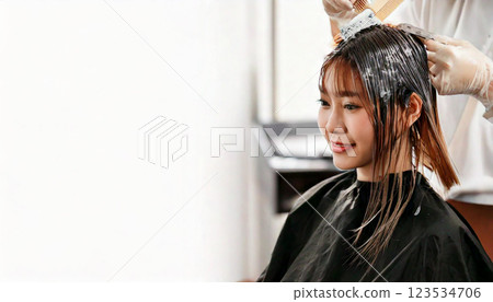 一名女子在美容院染髮（人工智慧生成的圖像） 123534706