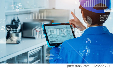 工人用平板電腦和統計數據圖像進行檢查 123534725