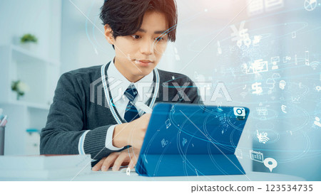 學習使用平板電腦和數字數據圖像的學生 123534735