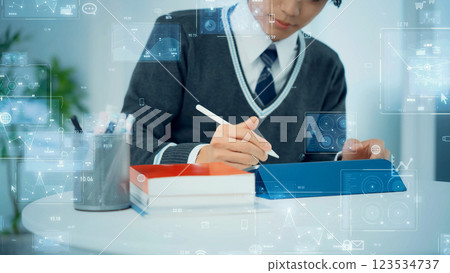 學習使用平板電腦和數字數據圖像的學生 123534737